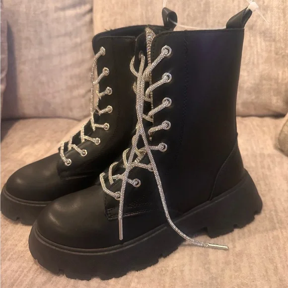 Stylish Black Lace-Up Boots - Picture 2 of 3